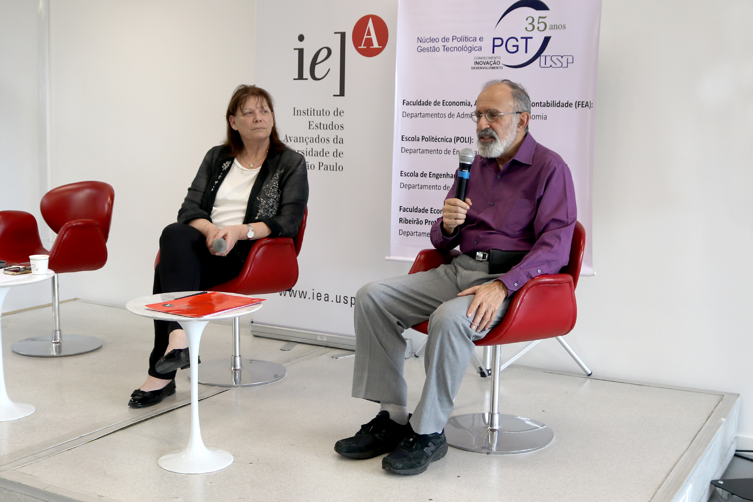 Guilherme Ary Plonski abre o evento e apresenta a expositora