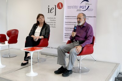 Guilherme Ary Plonski abre o evento e apresenta a expositora