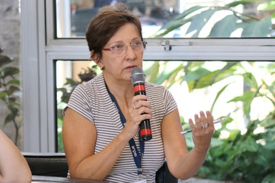 Participante faz perguntas a expositora