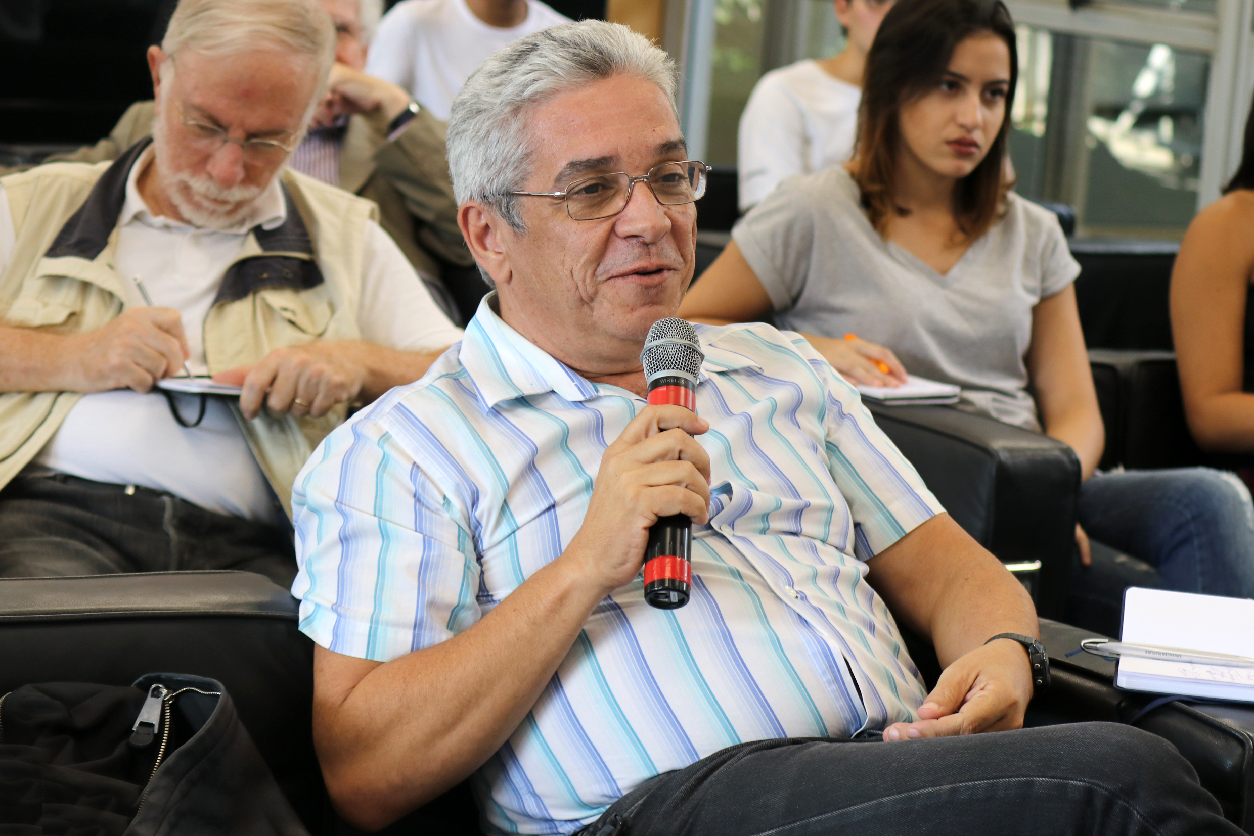 Participante faz perguntas durante o debate