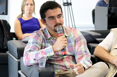 Participante faz perguntas durante o debate