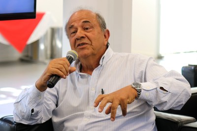 Participante do público fala durante o debate - 14/08/2018
