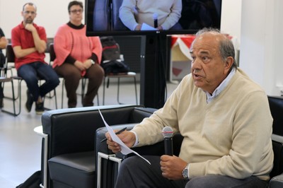 Participante do público faz perguntas durante o debate - 14/08/2018