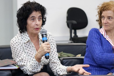 Glória Carneiro do Amaral faz perguntas durante o debate