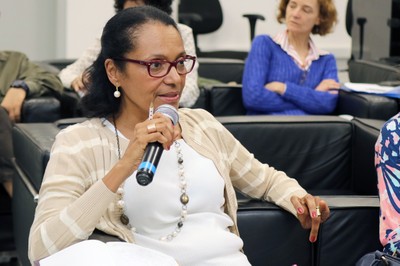 Lígia Ferreira fz perguntas durante o debate