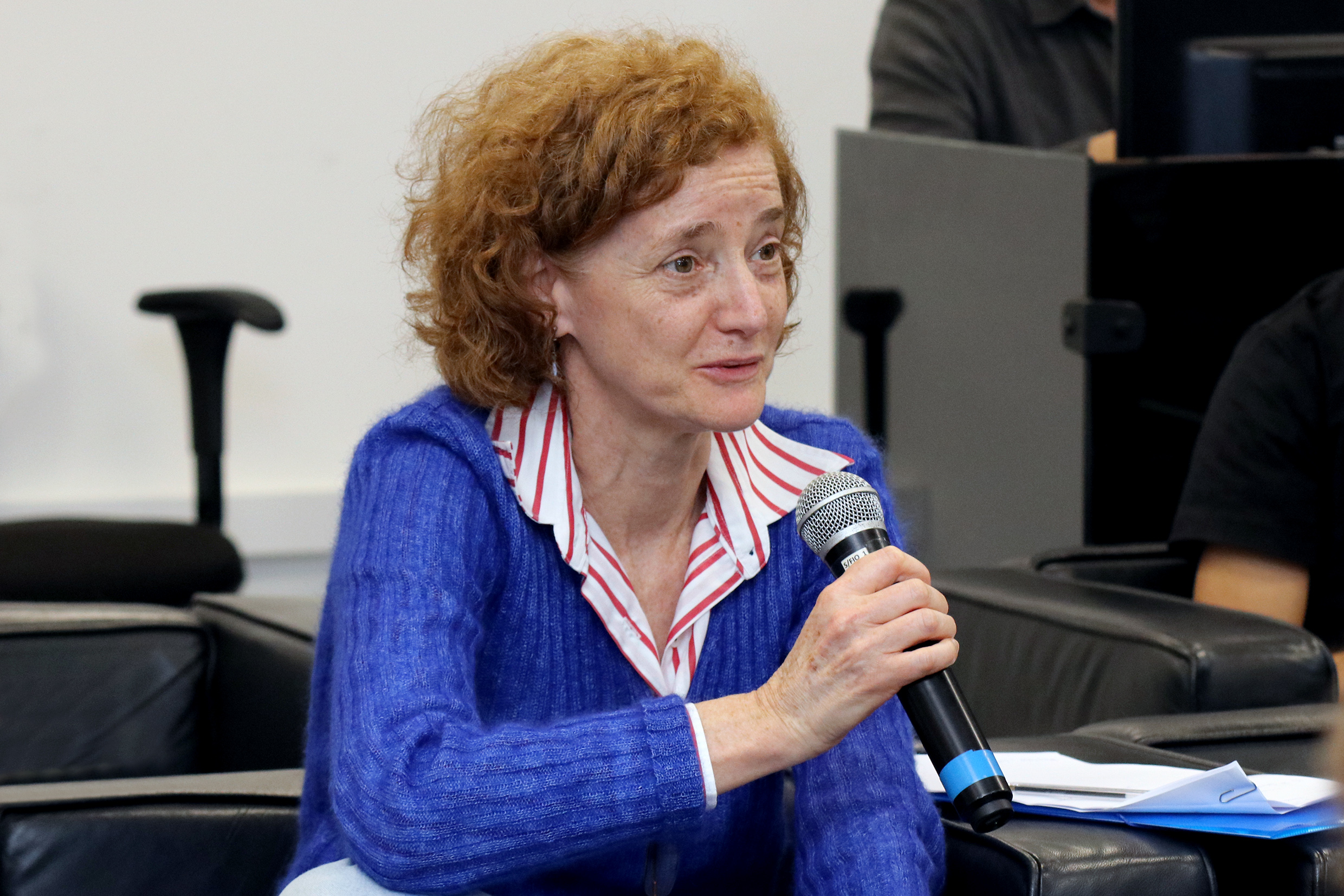 Márcia Aguiar faz perguntas durante o debate