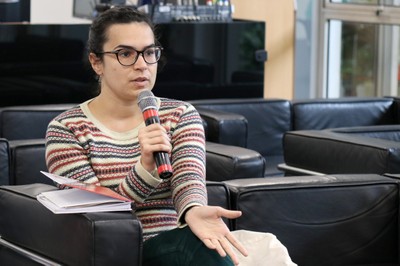 Participante do público faz perguntas aos expositores