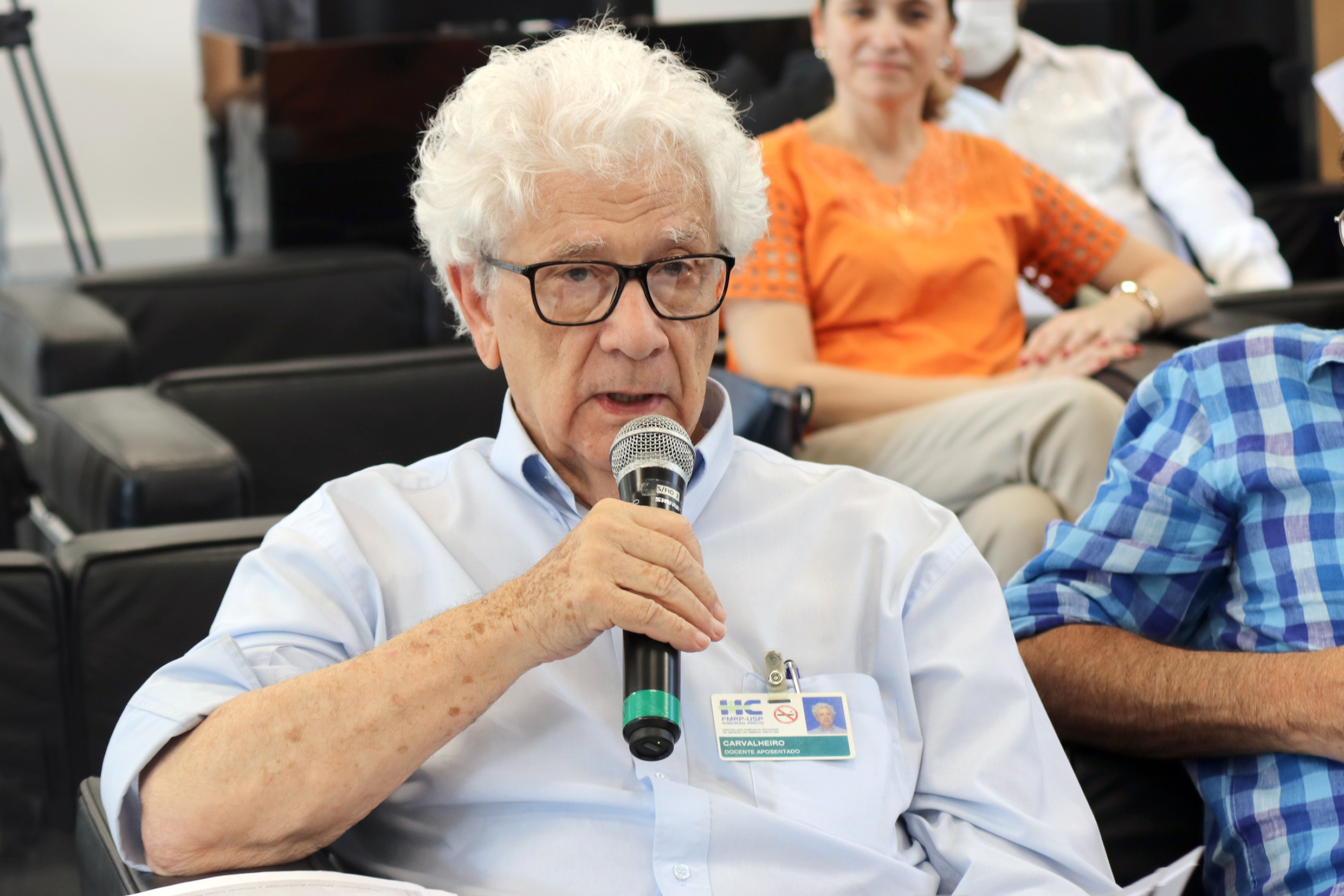 José da Rocha Carvalheiro faz perguntas durante o debate