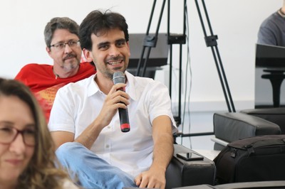 Participante do público faz perguntas durante o debate