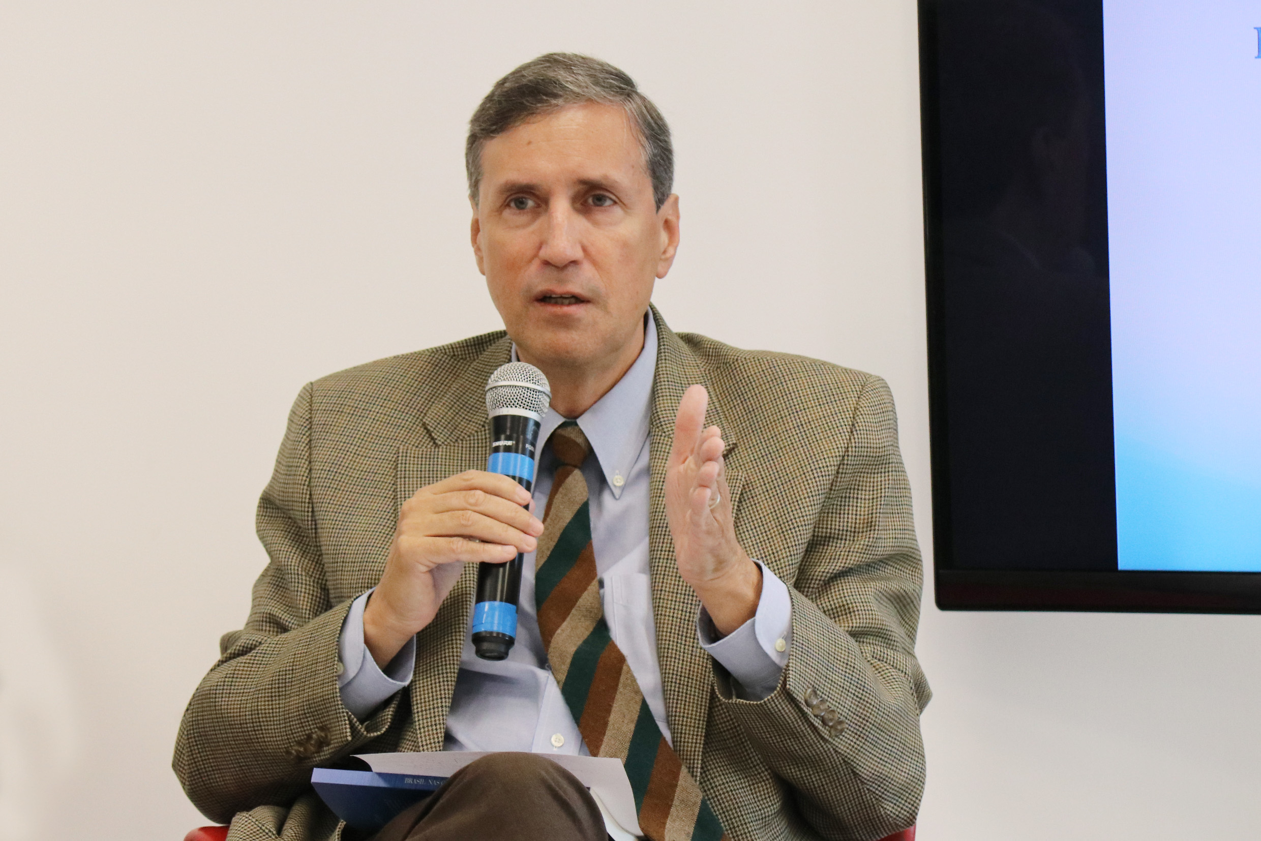 Pedro Dallari abre o evento e explica a dinâmica do debate