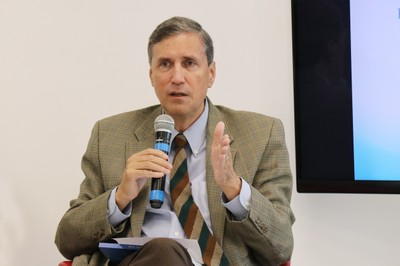 Pedro Dallari abre o evento e explica a dinâmica do debate