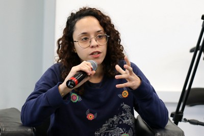 Participante do público faz perguntas durante o debate