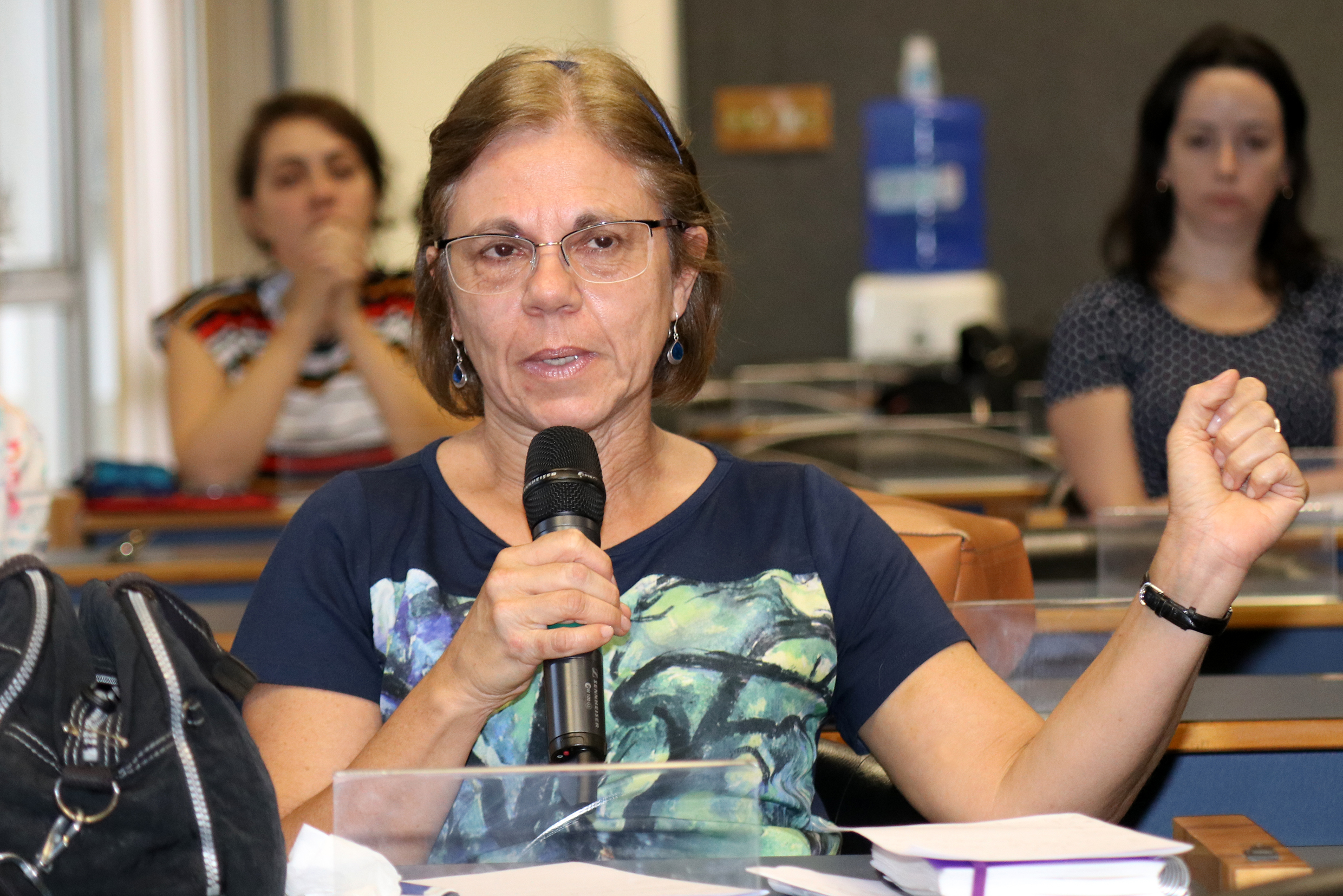 Participante do público faz perguntas para o expositor