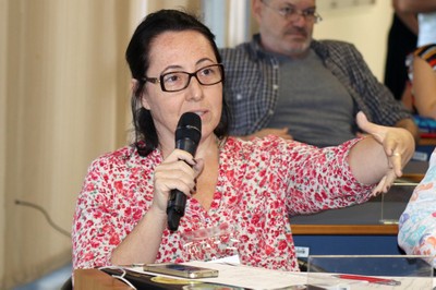 Participante do público faz perguntas para o expositor