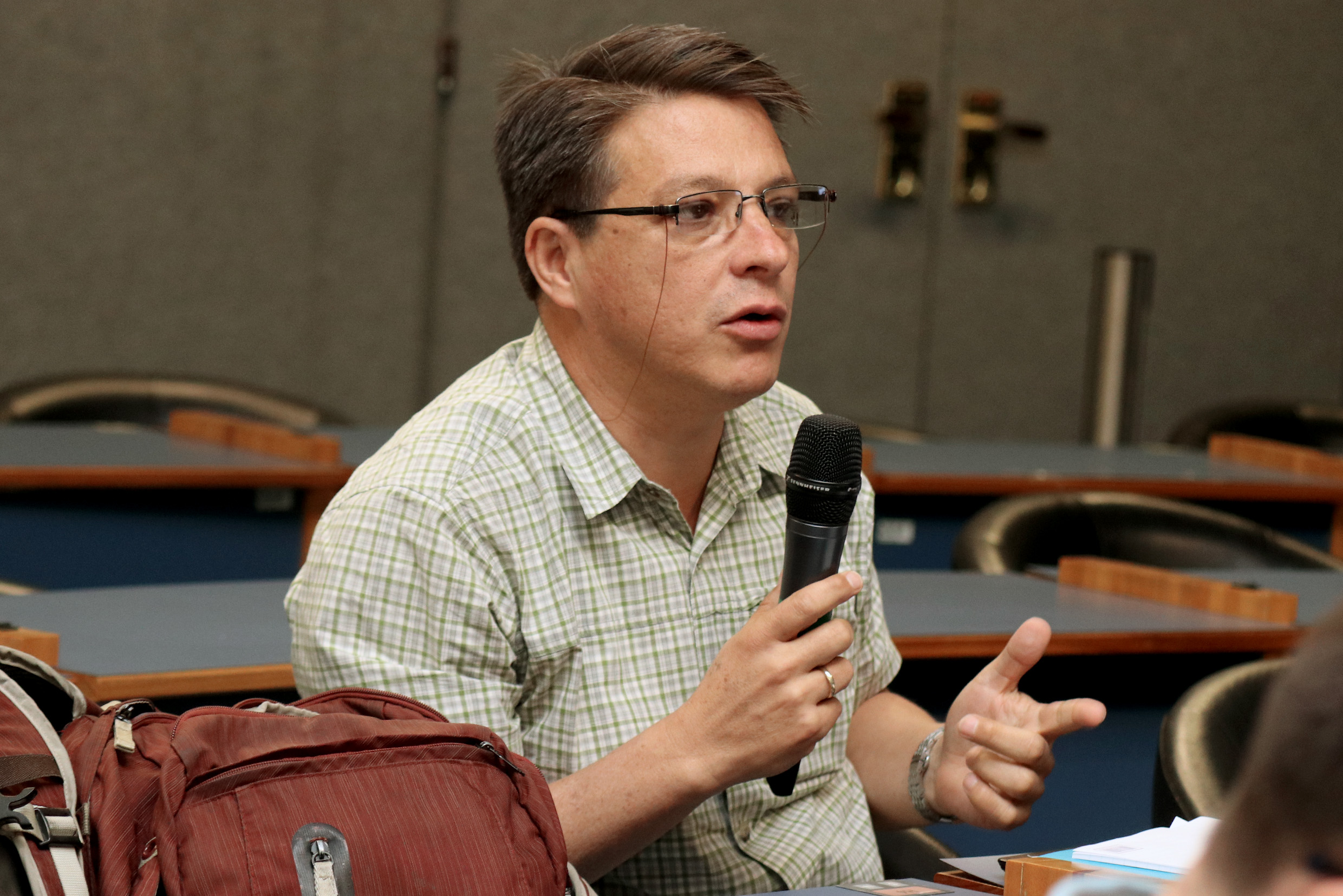 Participante do público fala durante o debate - 30/08/2018