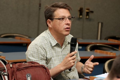 Participante do público fala durante o debate - 30/08/2018
