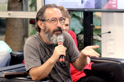 Gílson Schwartz faz perguntas aos expositores