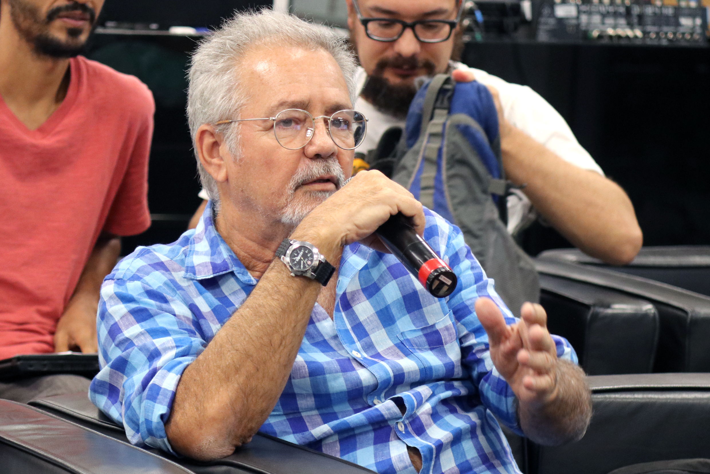 Marcio Automare faz perguntas durante o debate