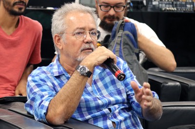 Marcio Automare faz perguntas durante o debate