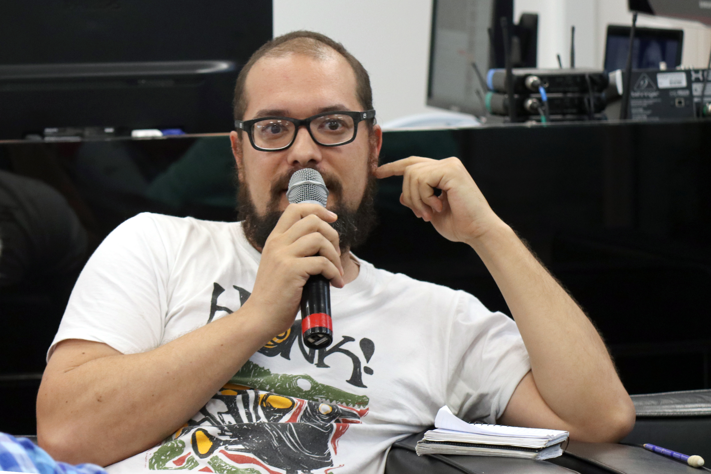 Participante do público faz perguntas durante o debate