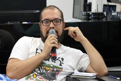 Participante do público faz perguntas durante o debate