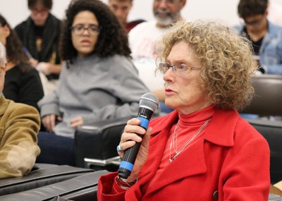 Participante do público faz perguntas durante o debate