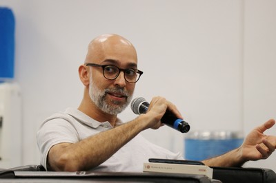 Participante do público faz perguntas aos expositores durante o debate