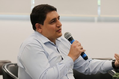Participante do público faz perguntas aos expositores durante o debate