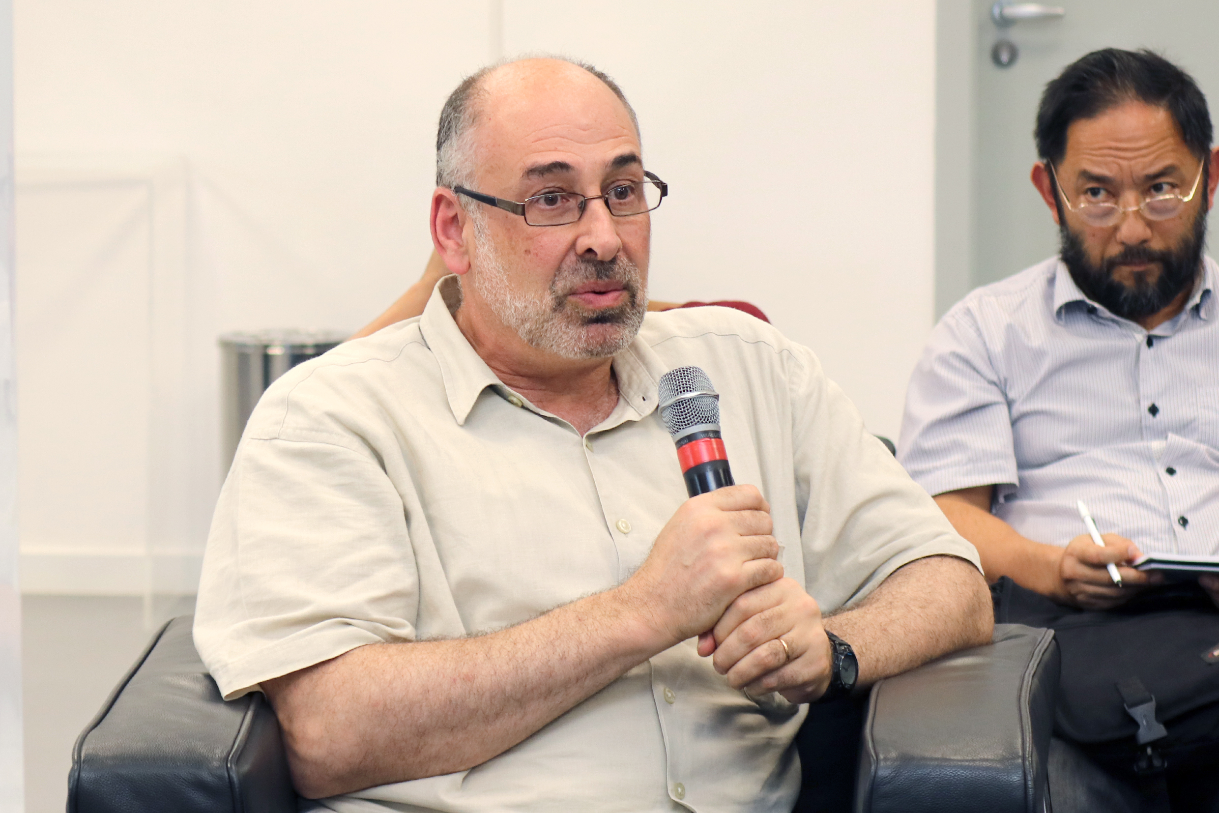 Jeffrey Lesser fala durante o debate