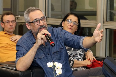 Participante do público faz perguntas durante o debate