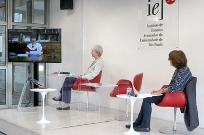 Anette Hoffmann e Marina Massimi assistem o depoimento de Eneida Nogueira