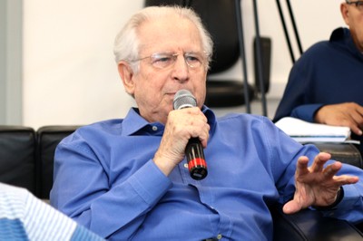 Cláudio Rodrigues faz perguntas durante o debate