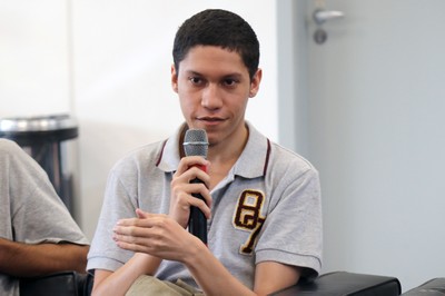 Participante do público faz perguntas ao expositor