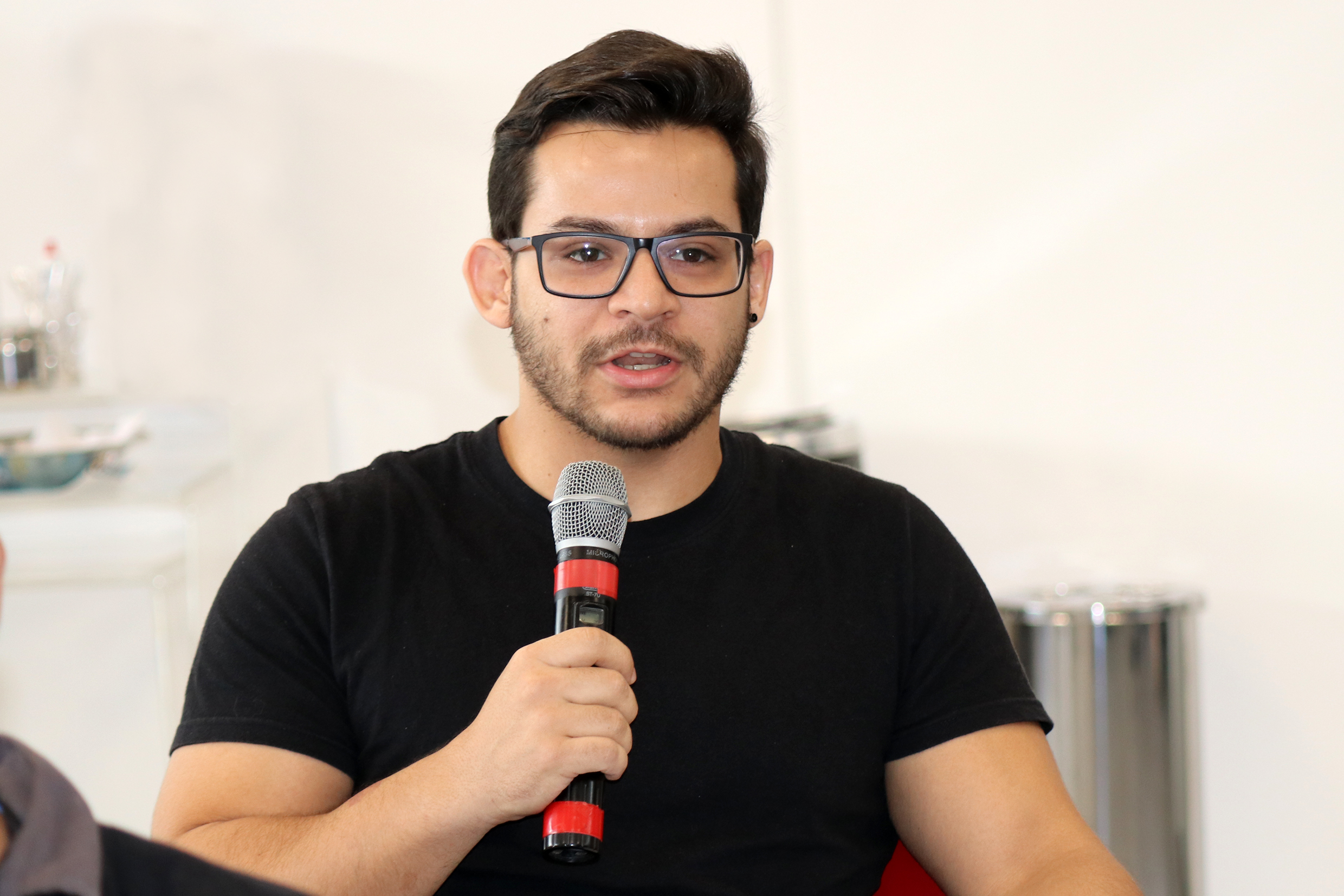 Participante do público faz perguntas ao expositor
