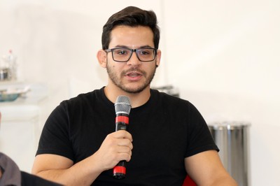 Participante do público faz perguntas ao expositor