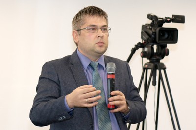 Participante do público fala durante o debate