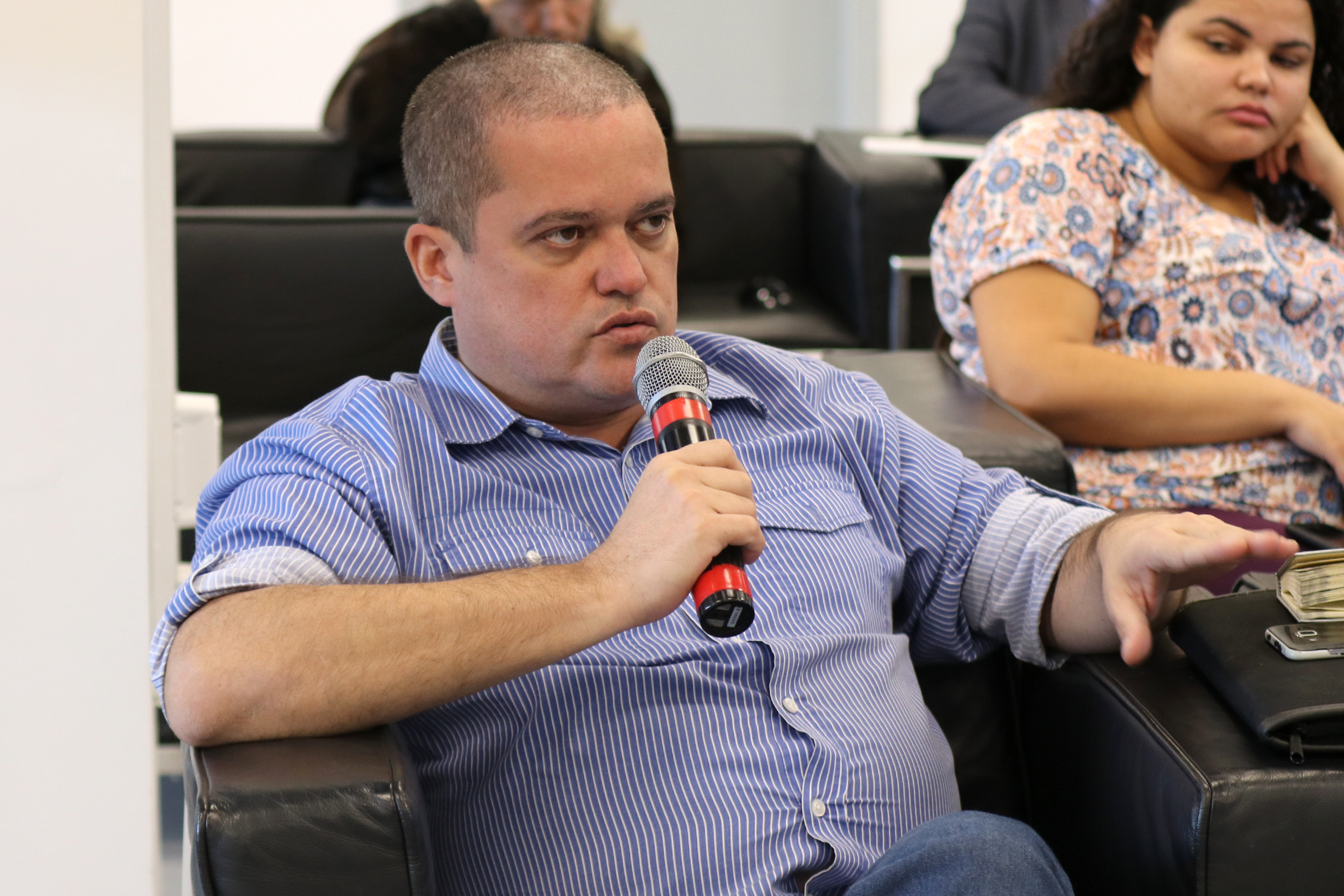 Participante do público faz perguntas ao expositor