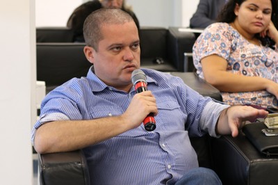 Participante do público faz perguntas ao expositor