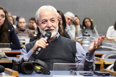 Clayton Lino fala durante o debate
