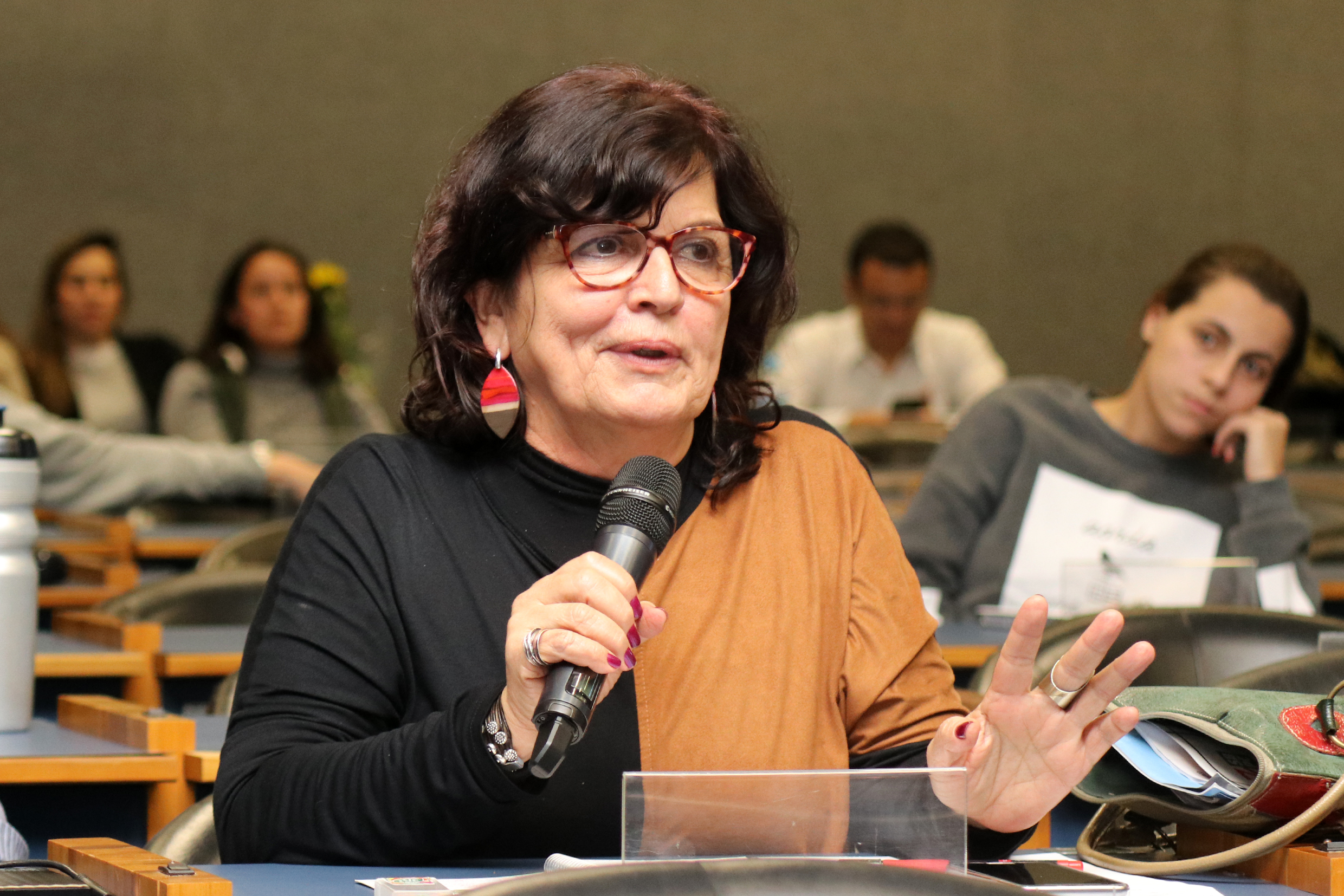 Participante do público faz perguntas aos expositores