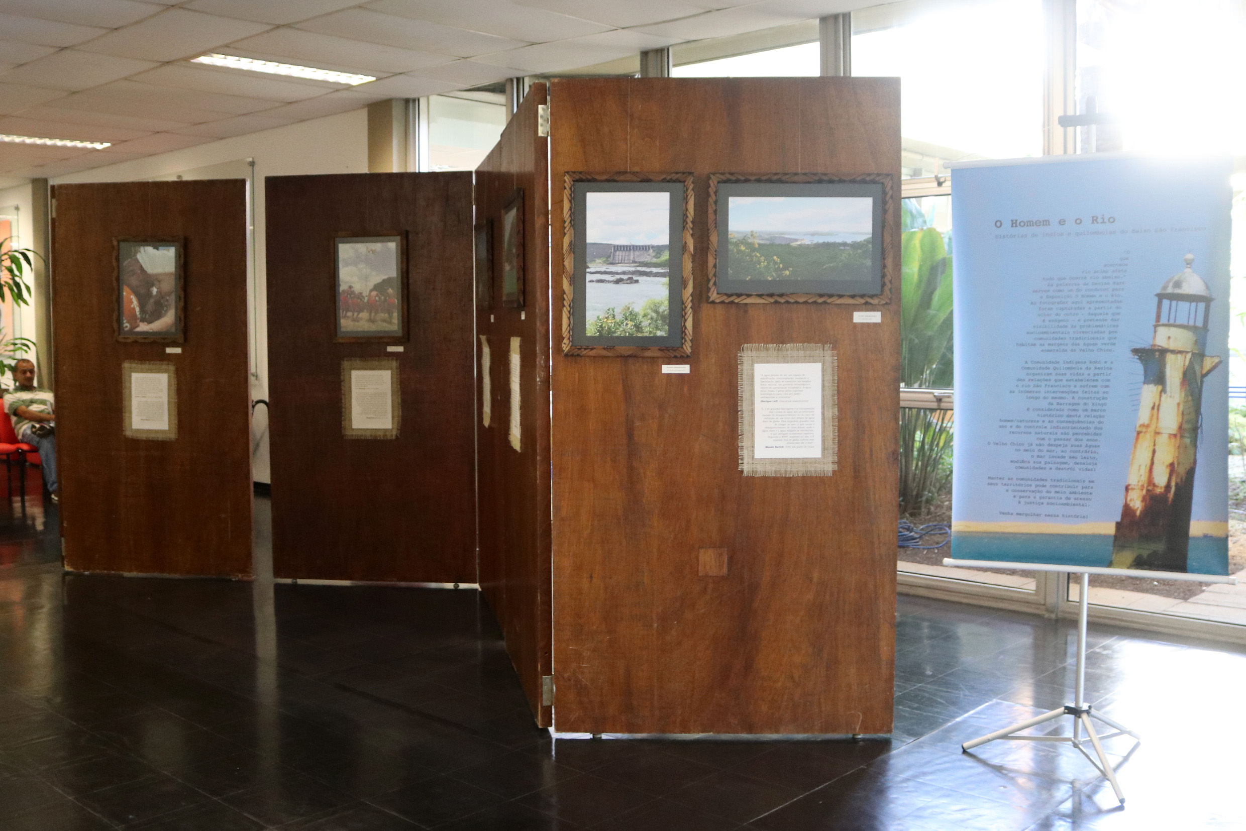 Fotos de Michele Amorim Becker e Evaldo Becker em exposição no Hall do IEA de 9 de agosto a 6 de setembro de 2018