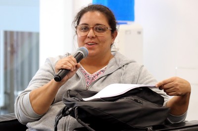 Particpante do público fala durante o debate