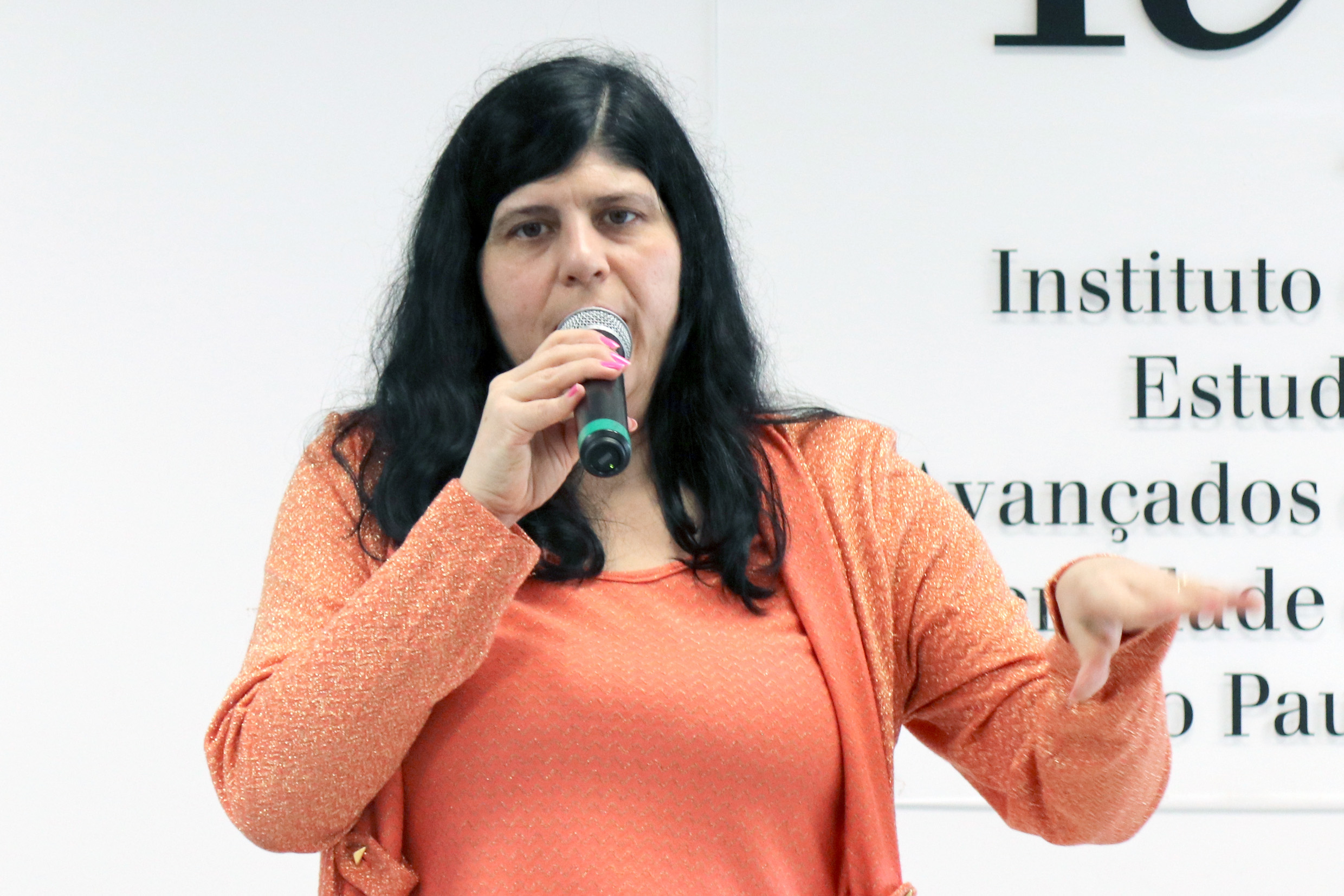 Monica Aiub abre o evento e apresenta o expositor