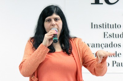 Monica Aiub abre o evento e apresenta o expositor