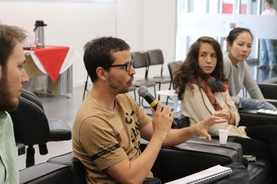 Participante do público faz perguntas à expositora