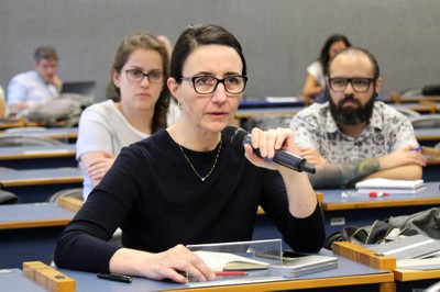 Silke Kapp fala durante o debate - 02/10/2018