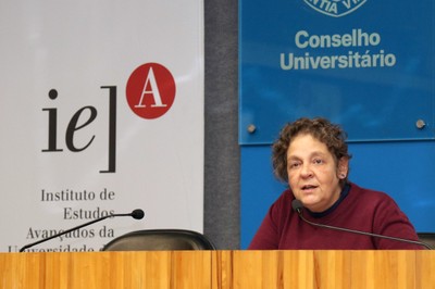Elizabeth Balbachevsky abre o evento e explica a dinâmica do debate