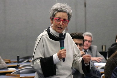 Raquel Rolnik faz perguntas aos expositores durante o debate