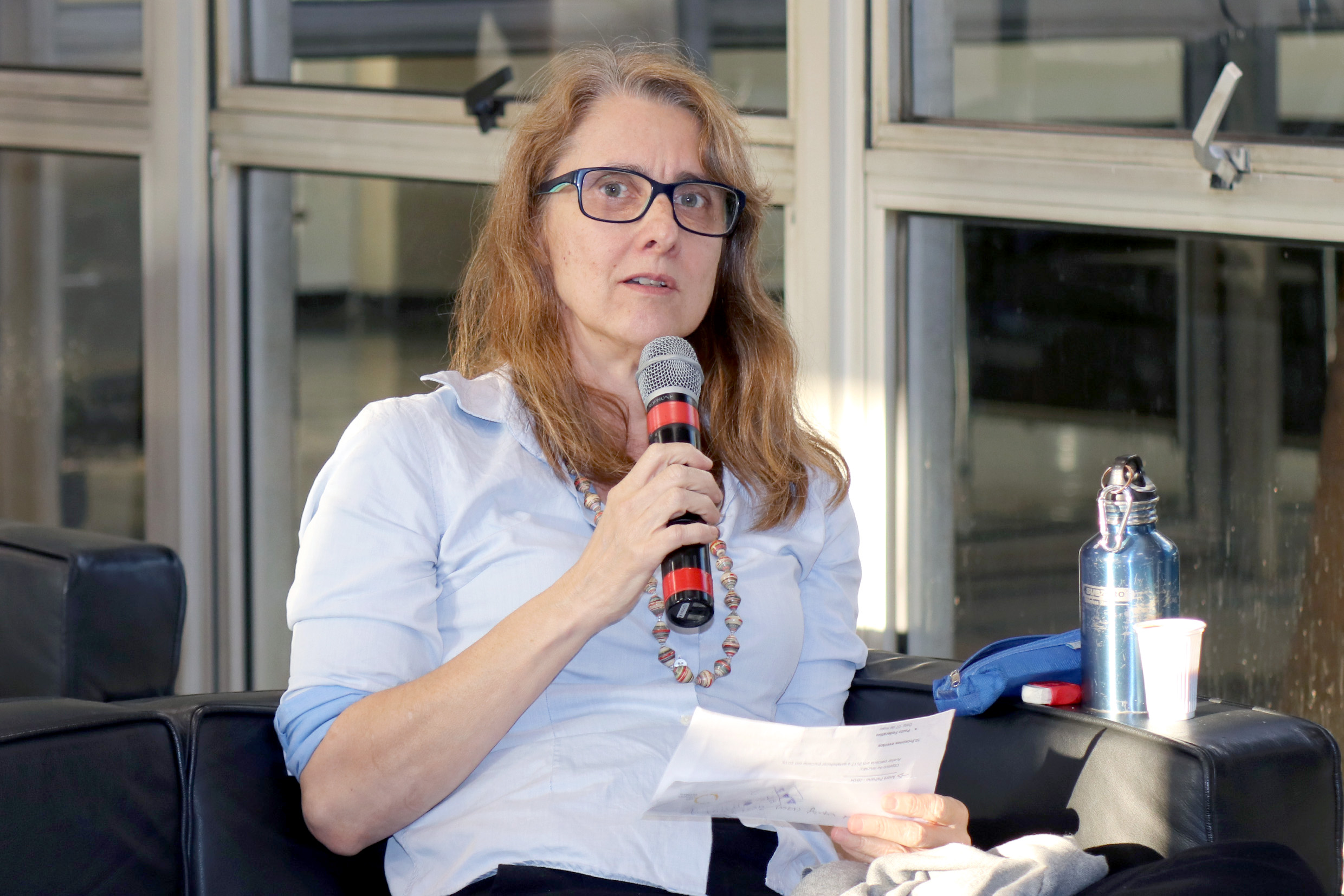 Sonia Coutinho faz perguntas aos expositores