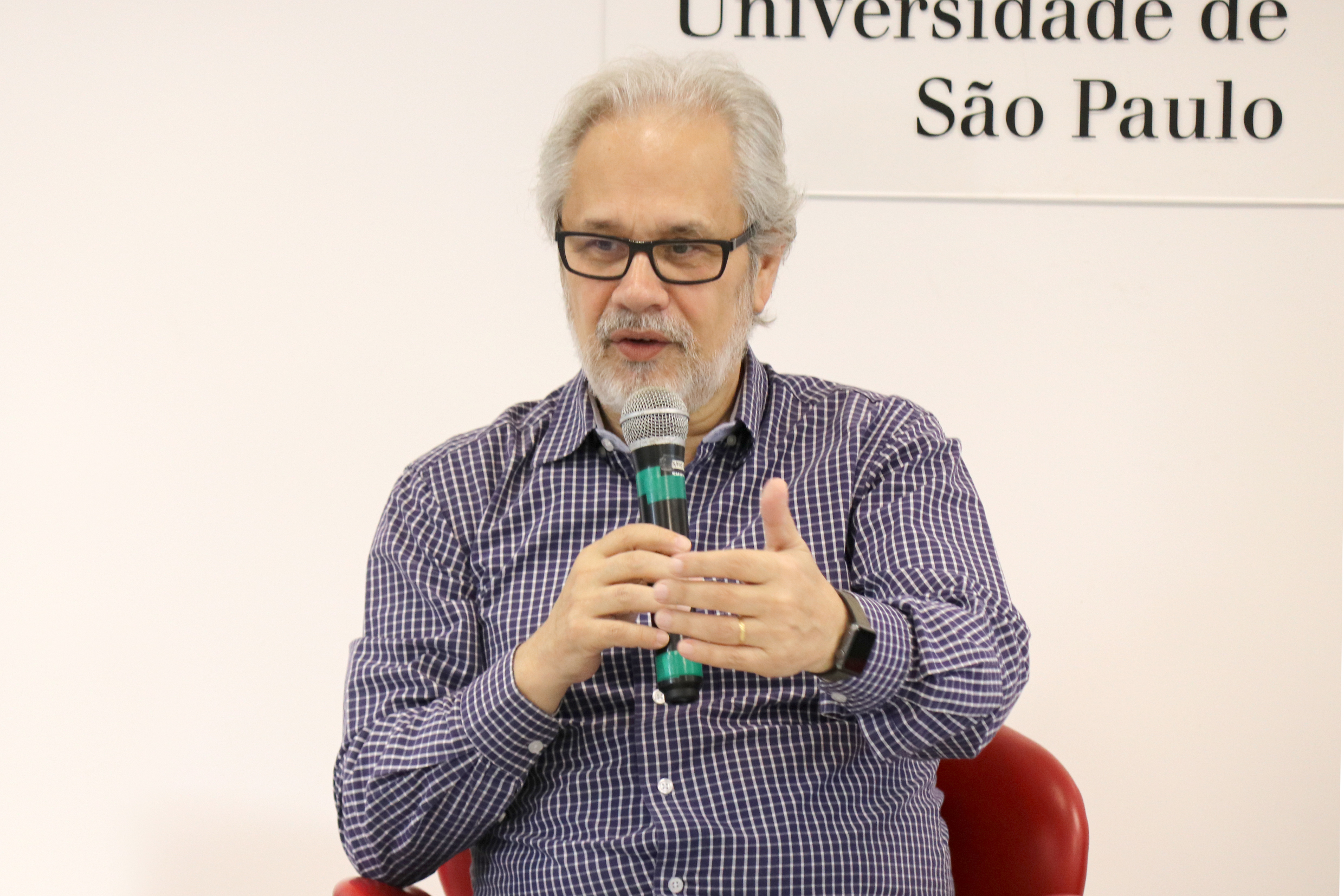Marcos Buckeridge abre o evento e explica a dinâmica do debate